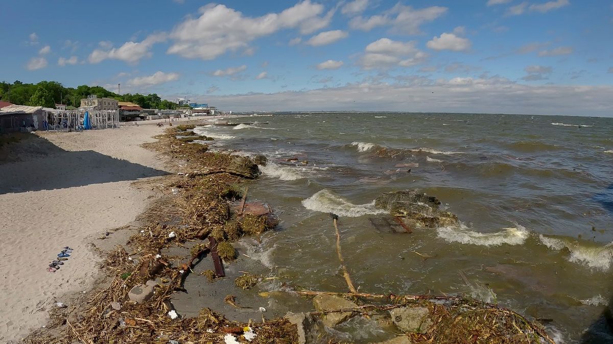 Moře u Oděsy se vlivem sladké vody z Kachovky zbarvilo dozelena. Hrozí to i u Bulharska